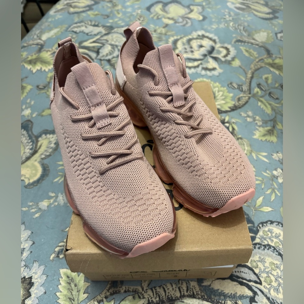 NIB Le Sheela Flow 19 sneaker color mauve size 8